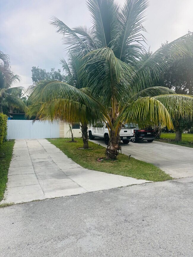 Building Photo - 4942 Dillon St