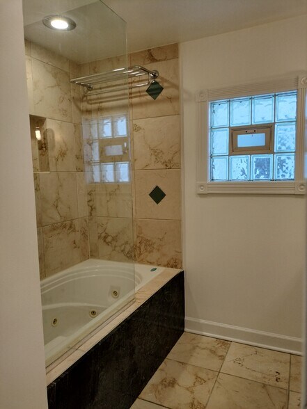 Bathroom 1 - 3046 N Leavitt St