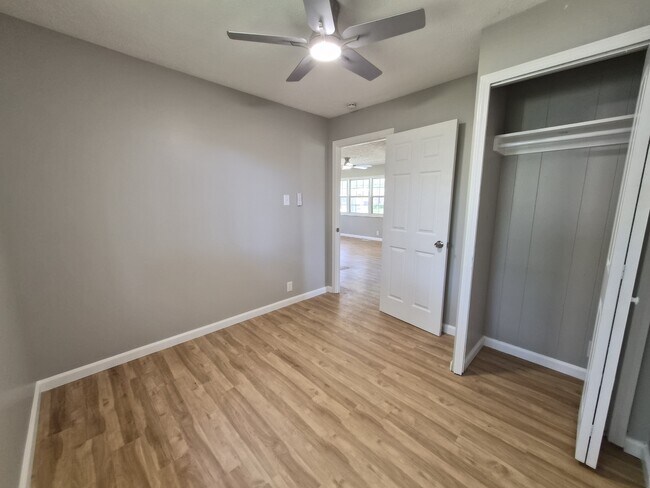 Building Photo - 464 Carol Dr