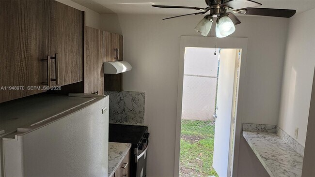 Building Photo - 329 SW 6th Ave