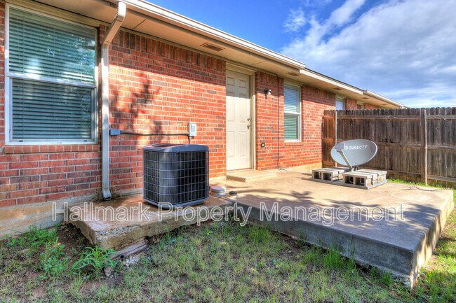 Building Photo - 1726 W Palm Pl