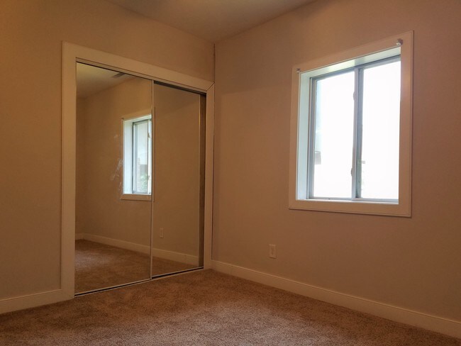 Building Photo - 5216 Castlewood Road, Unit E