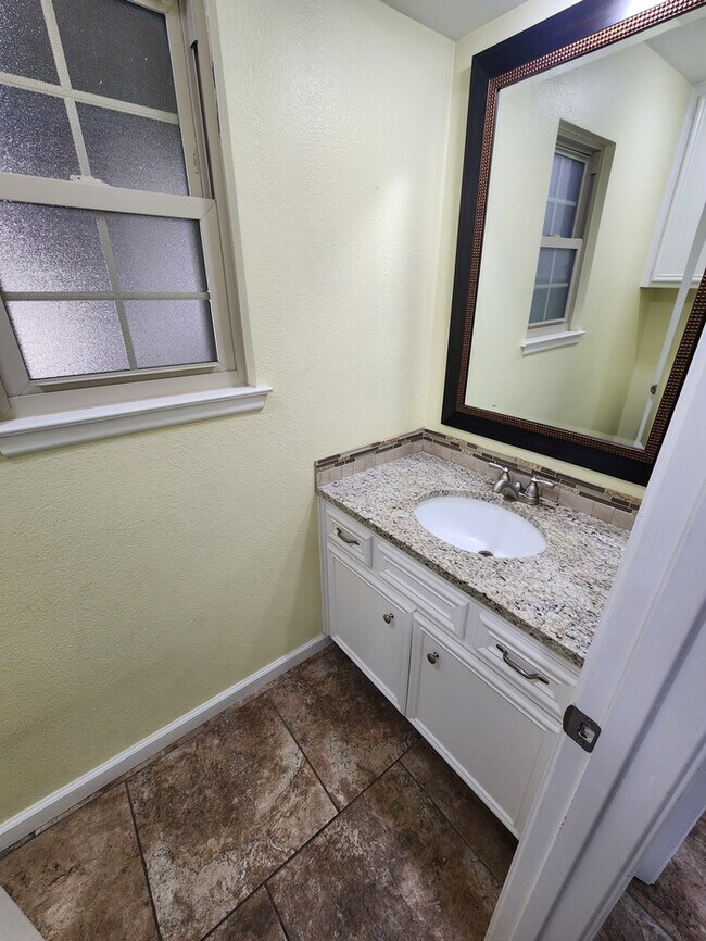 Building Photo - 4 bed 2 1/2 bath home, 2 car garage!