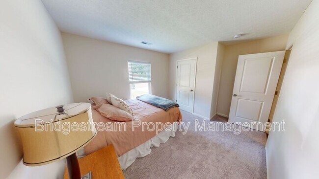 Building Photo - 961 Louise Dr