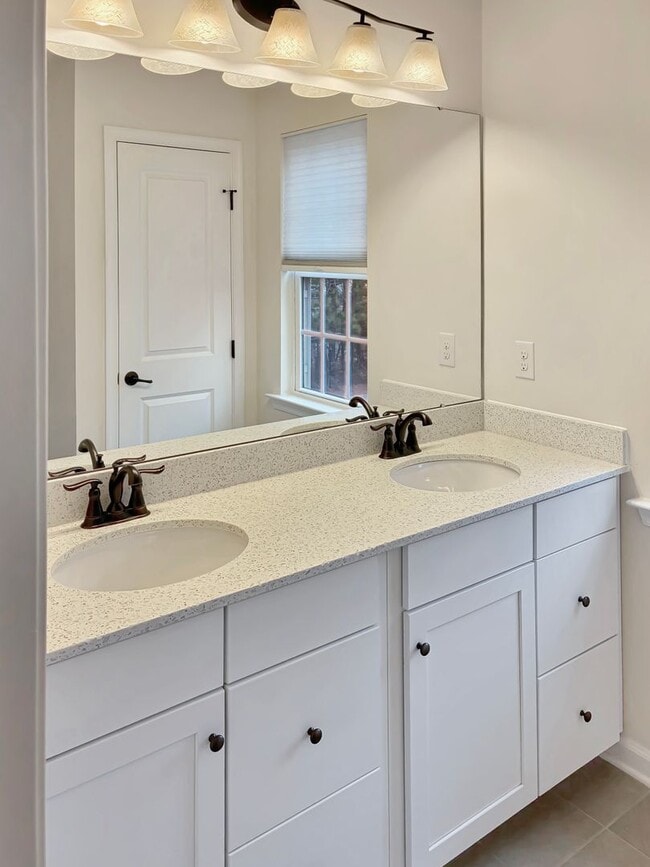 Building Photo - Modern and Luxurious 3 Bed/2.5 Bath in Atlee