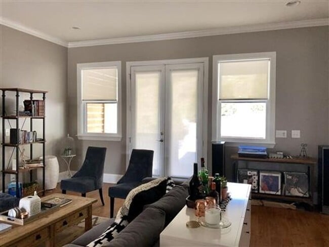 Building Photo - Extremely well maintained 3-bedroom, 2.5-bath home located in the highly desirable Woodlands comm...