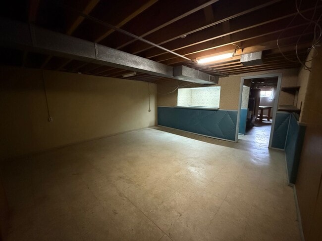 Building Photo - Charming 2-Bedroom Duplex with Modern Upda...