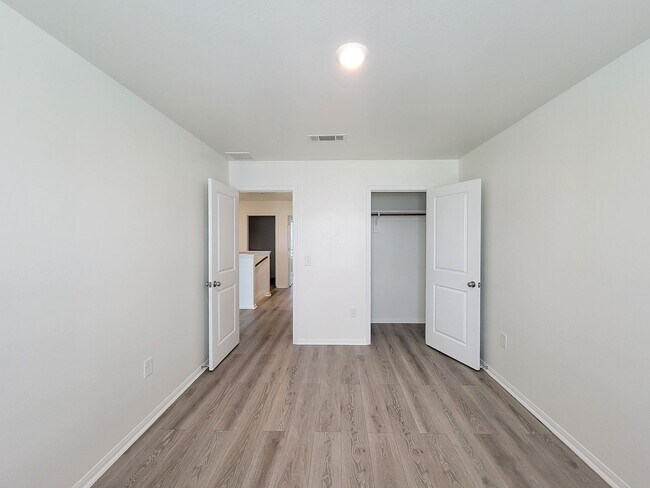 Building Photo - Beautiful 4 bedroom 2.5 bath home with gra...
