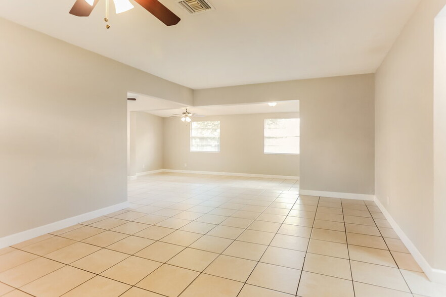 Building Photo - 570 SW 31st Ave