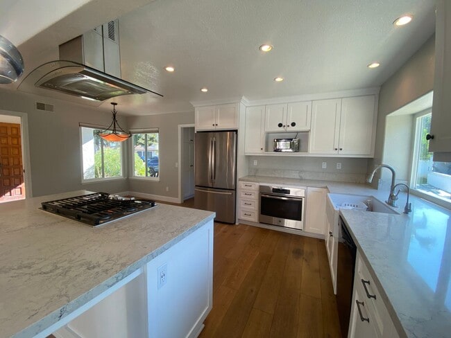 Building Photo - 4 Bedroom Encinitas home with Views!
