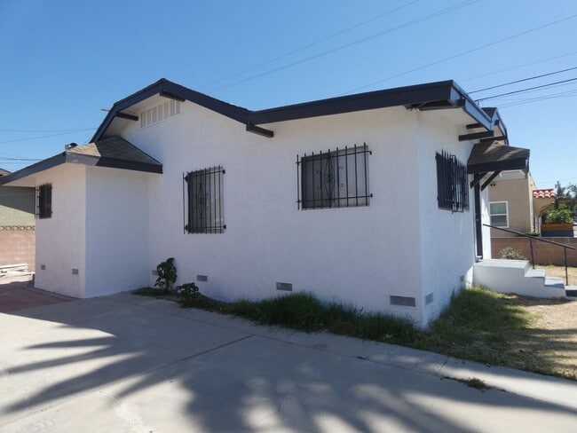 Building Photo - ***COMING SOON***$500 OFF 1ST MONTH*** SPACIOUS 3 BEDROOM 1 BATHROOM REMODELED HOME WITH GARAGE A...
