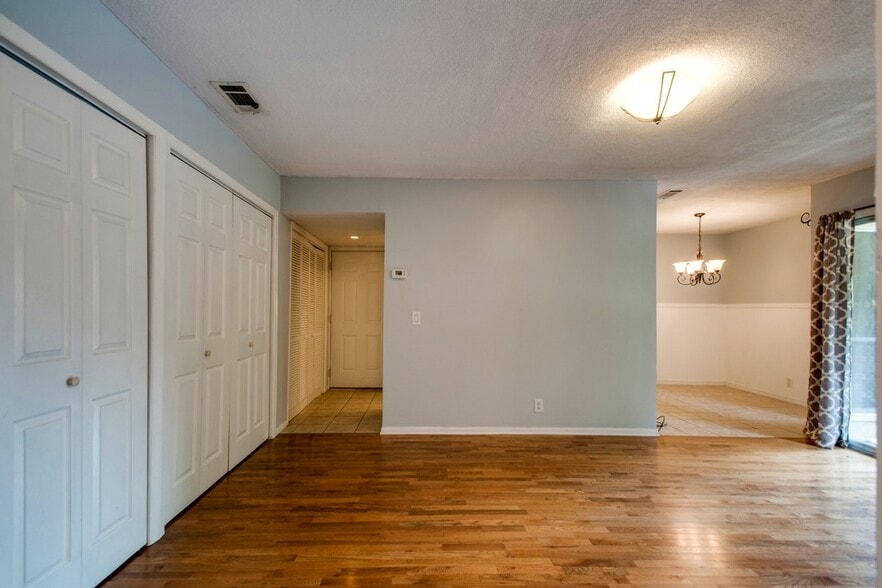 Building Photo - 515 Basswood Ave