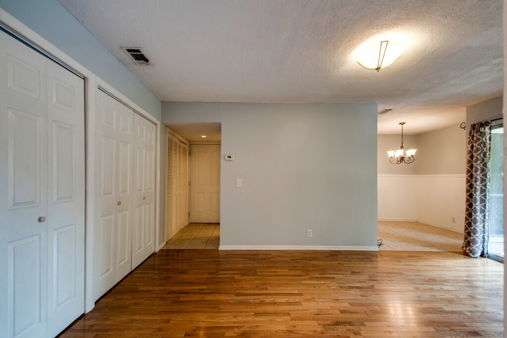 Building Photo - 515 Basswood Ave