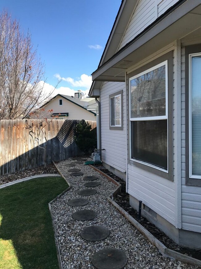 Building Photo - Adorable Well-Cared-For Duplex w/ Garage &...