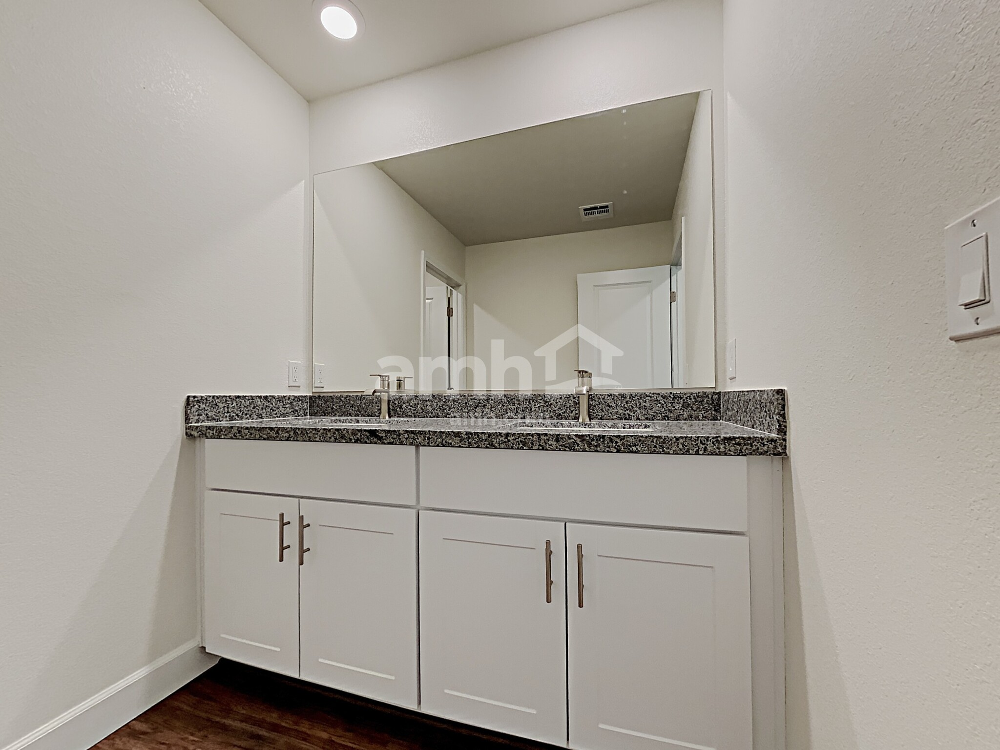 Building Photo - 5856 Vaes Dothrak St
