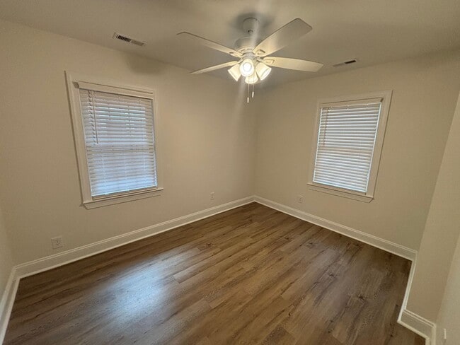 Building Photo - ***SPECIAL OFFER*** 3 Bed 1 Bath Single Family Brick Home