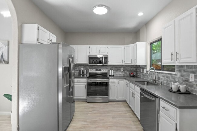 Building Photo - Contemporary Comfort Meets Convenience in ...
