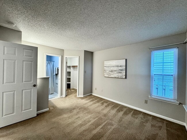 Building Photo - REDUCED PRICE! Updated 1st Floor/1-Level Condo Ready NOW! Includes Water, Sewer, Trash, Landscapi...