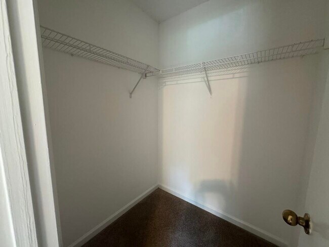 Building Photo - 1052 Longstreet Dr