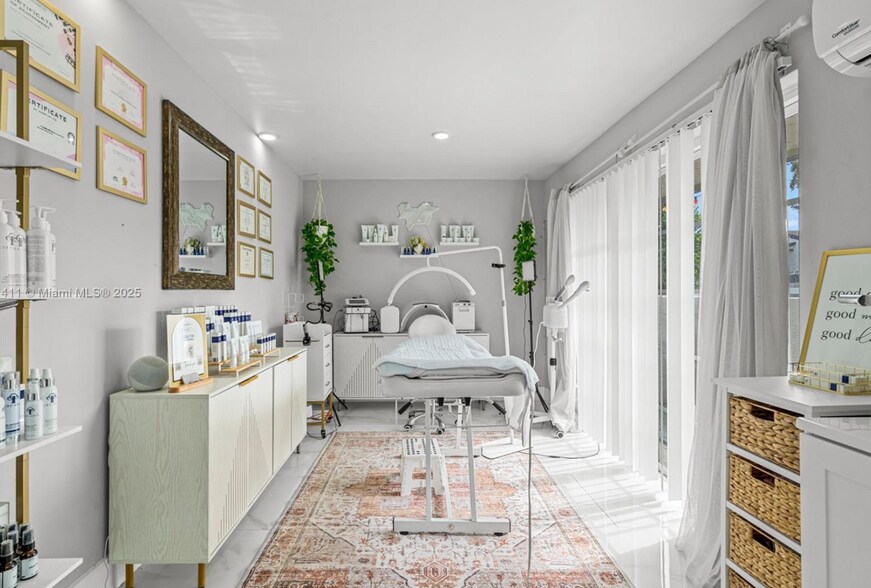 Building Photo - 8351 SW 39th Ct