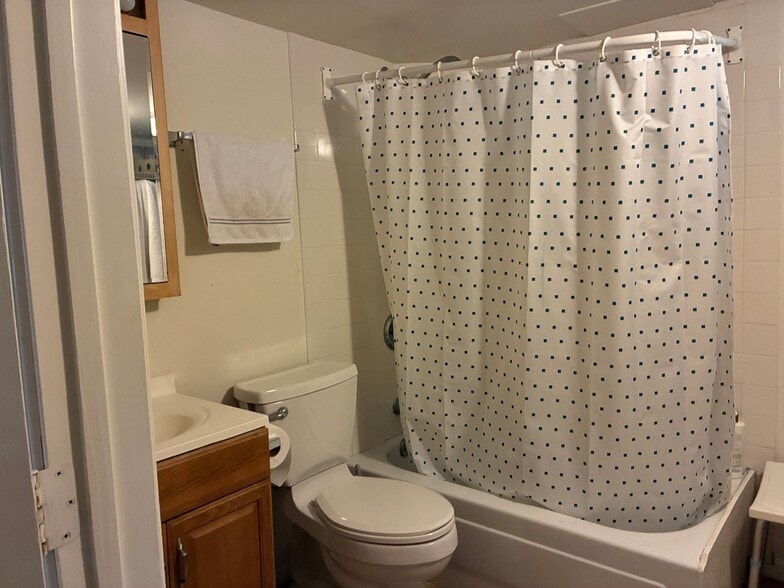 Building Photo - 2405 N Quintana St