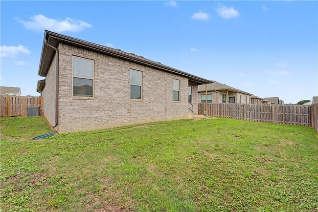 Building Photo - 2040 Periwinkle Pl