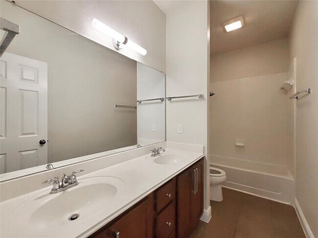 Building Photo - 14829 Fernhill Dr
