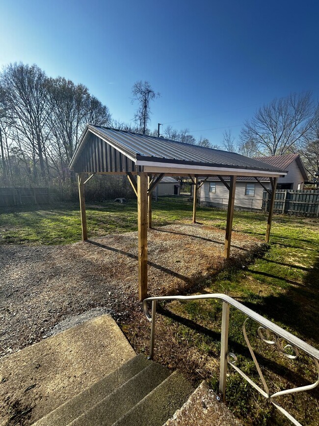 Building Photo - Newly Remodeled 3 Bedroom 1 Bathroom with ...