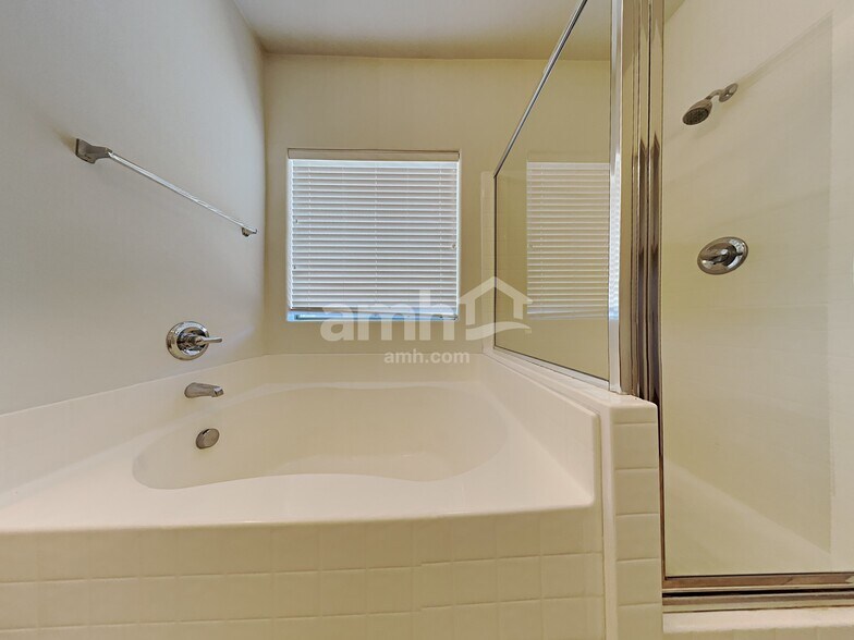 Building Photo - 15954 W Port Royale Ln