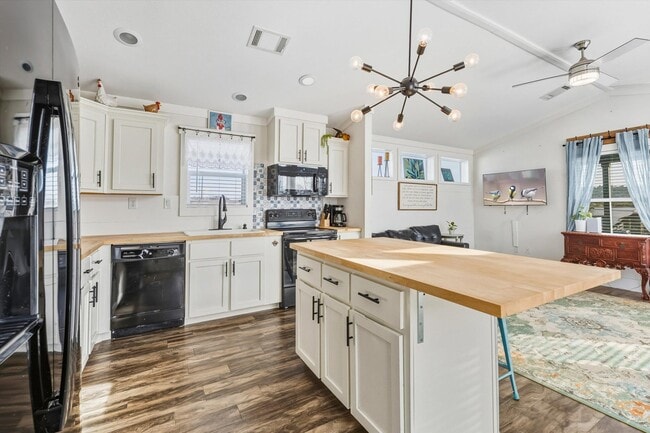 Building Photo - 307 Lnb St