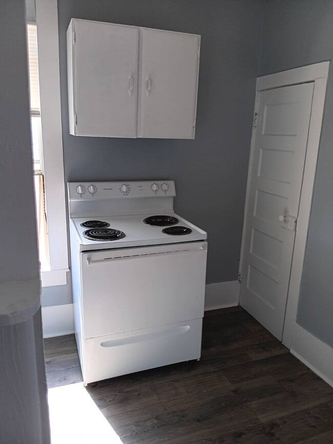 Building Photo - 215 W King Ave