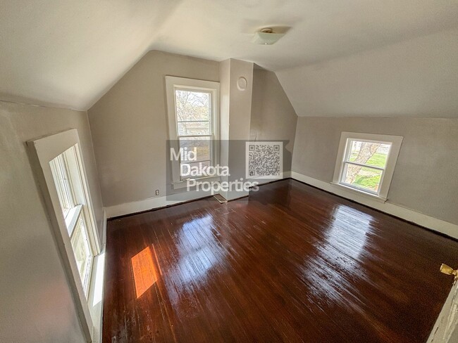 Building Photo - 502 E 3rd-6 bedroom, 2 bathroom house