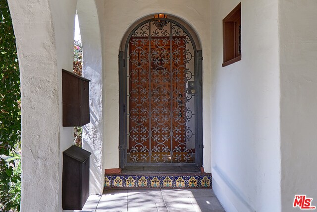 Formal Entry - 1213 Hi Point St