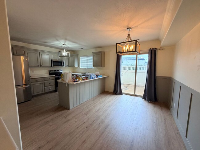 Building Photo - Great location 3 bed, 2.5 bath, 1 car garage townhome in the Dino Tracks area.