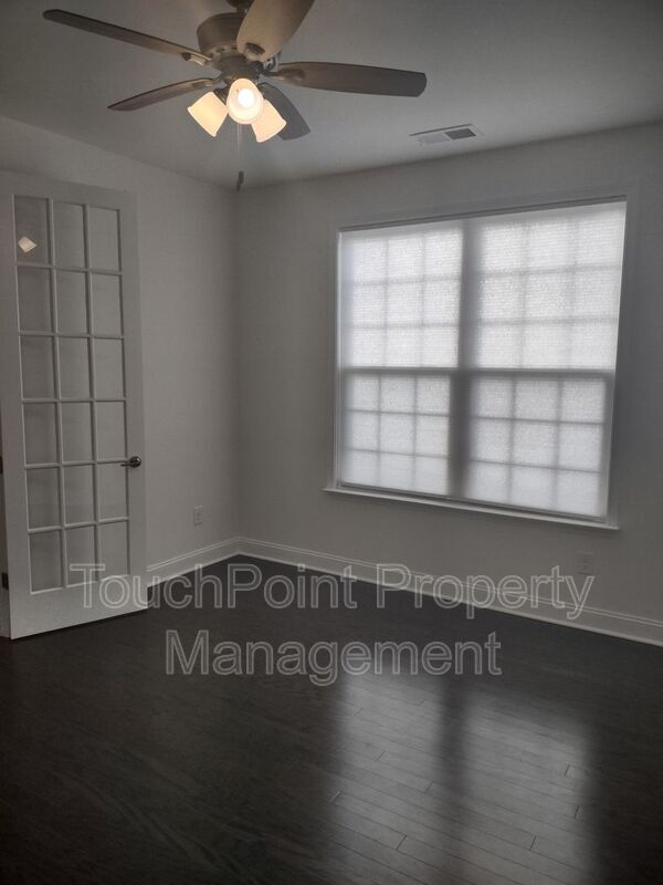 Building Photo - 906 Acorn