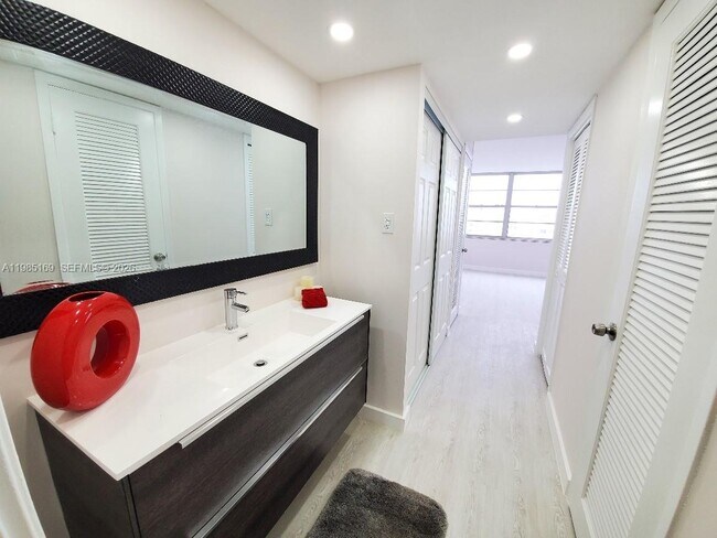 Building Photo - 18011 Biscayne Blvd