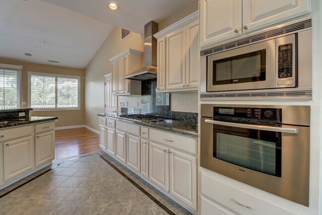 Building Photo - Incredible Home with Lake Views!