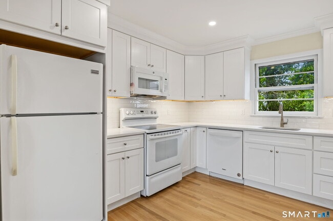 Building Photo - 17 Artic St