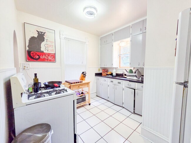 Building Photo - 1335 Rutledge St