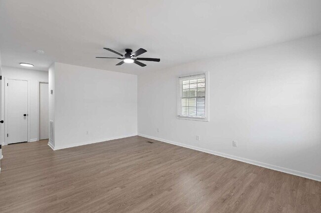 Building Photo - Fully Renovated