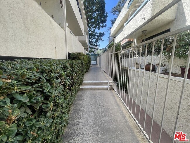 Building Photo - 5330 Zelzah Ave
