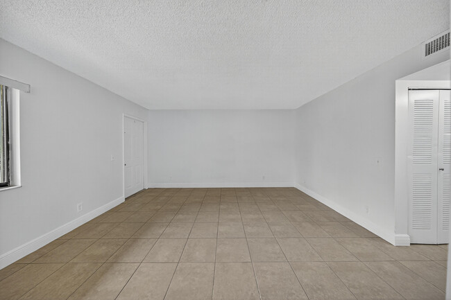 Building Photo - 913 Meadows Cir