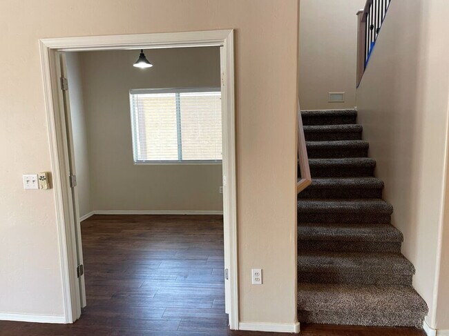 Building Photo - "Charming 4-Bed Home with 2.5 Baths in Tuc...