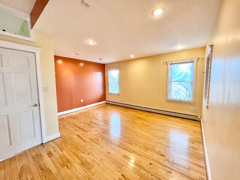 Building Photo - 13 Messenger St