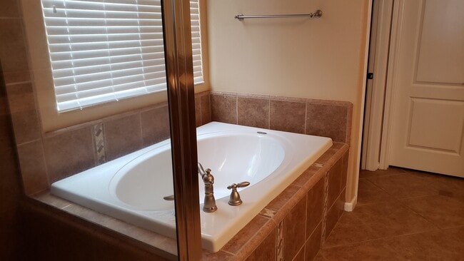 Building Photo - Beautiful Traditions Single Story Home is Centrally Located Near Shopping/101 Frwy