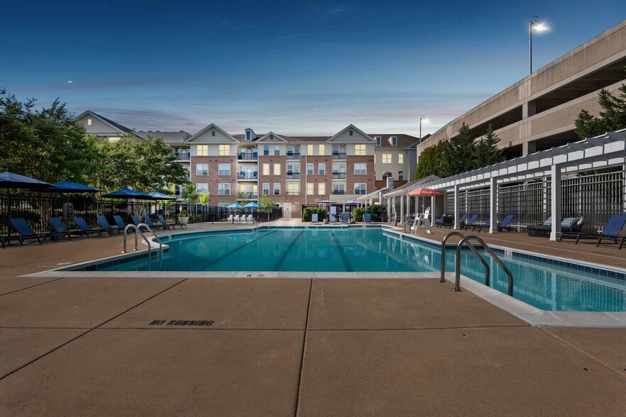 Our resort-style pool and lounge area are always the perfect escape - Windsor Leesburg