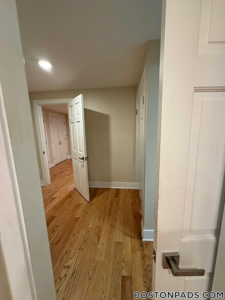 Building Photo - 2 Buckingham St