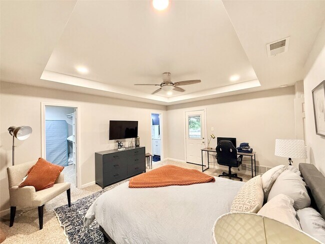 Building Photo - 16235 Red Wood Cir N