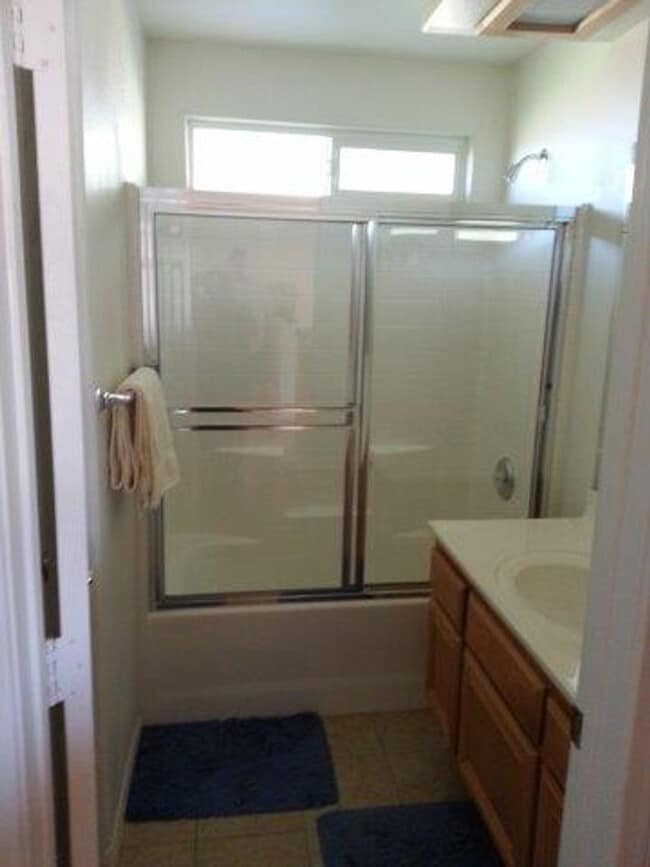 Building Photo - spacious 3 bedroom 2 bath home with beautiful yard, jacuzzi,  indoor laundry room