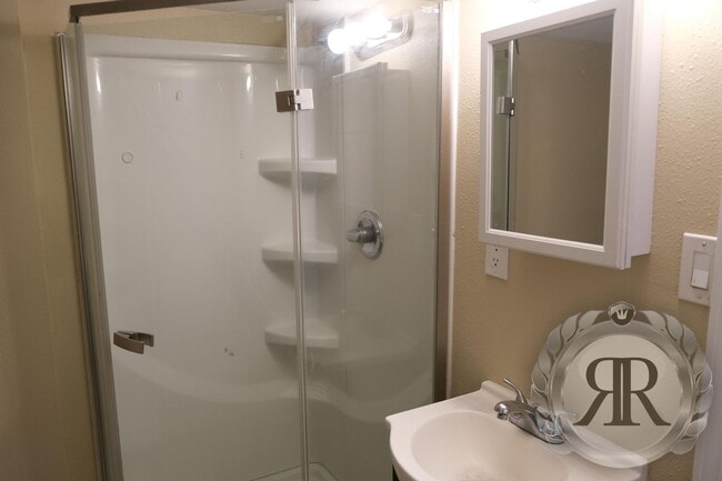 Building Photo - Gorgeous 4bd 1.5bt Home Next to YVC!
